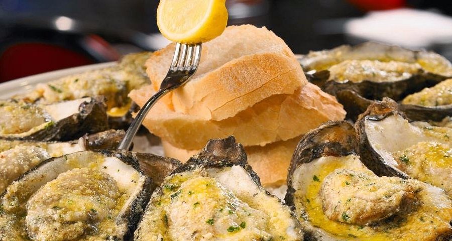 The Jazz Playhouse signature dishes Gumbo
Raw Oysters
Chargrilled Oysters